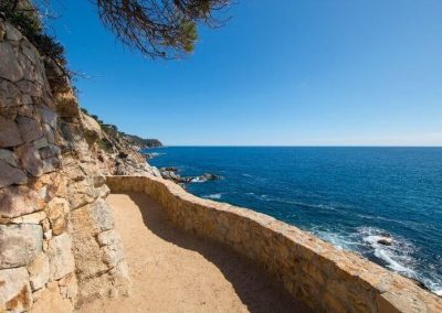 Costa Brava i Pirineus – Avió i autobús local